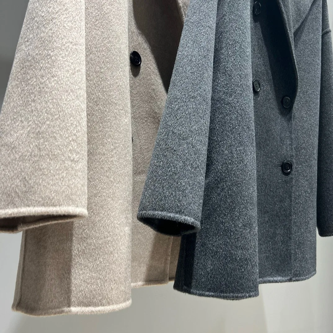 Eleganter einfarbiger Sashmere-Mantel für Damen im Herbst