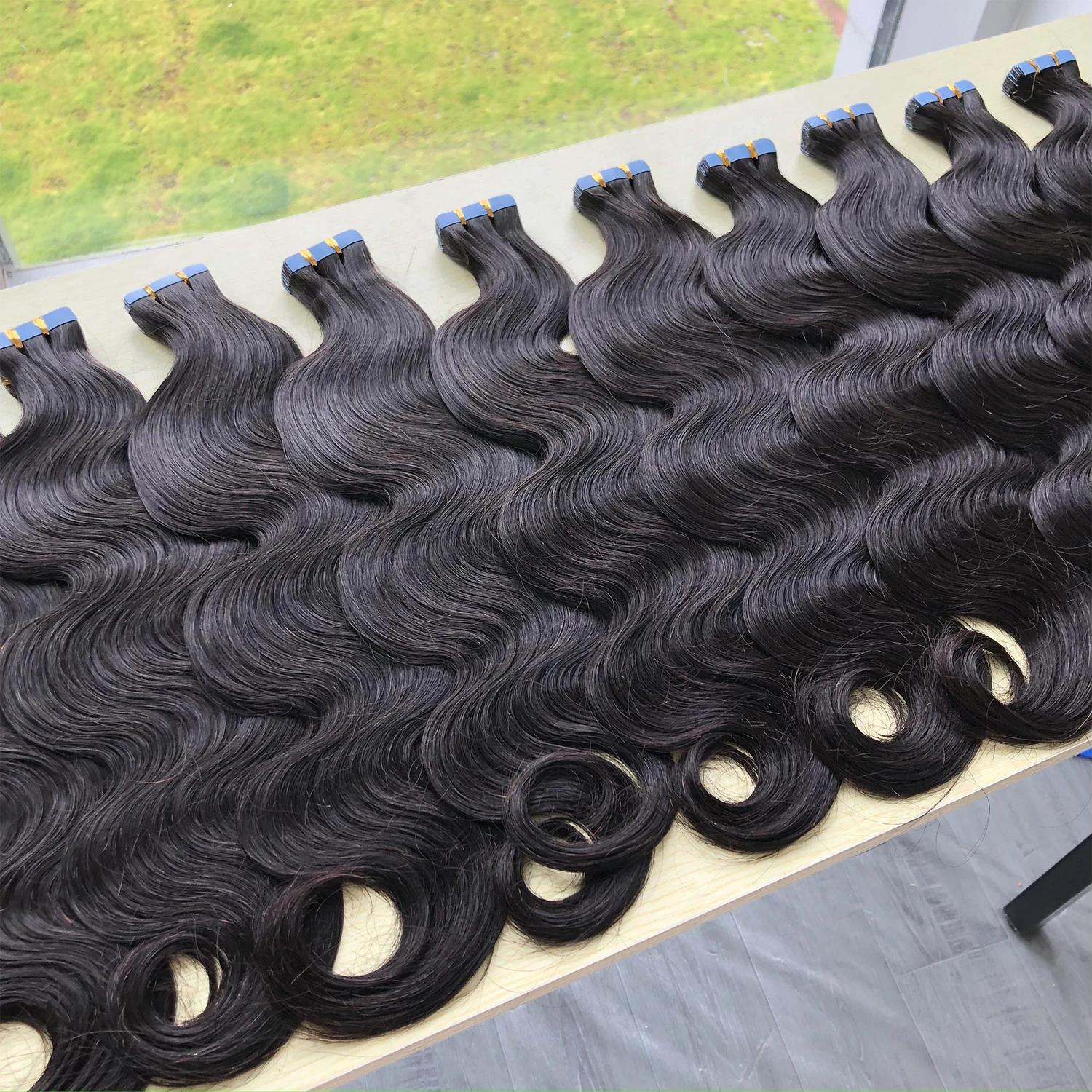 SWANEE Tape In Human Hair Body Wave Extensions 100% человеческие волосы Бесшовные PU Кожа Уток Клей Клей Салонное качество для женщин