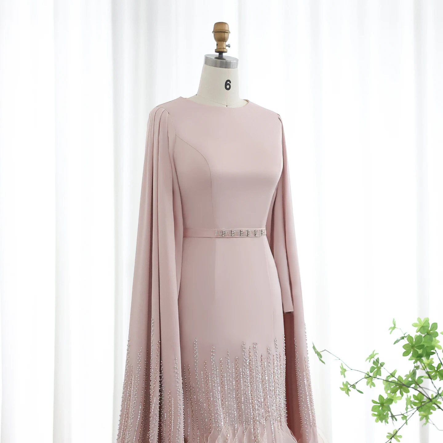 Sharon Said Luxuriöse Meerjungfrauen-Abendkleider in Nude mit Cape-Ärmeln und gestuften Rüschen für arabische Hochzeitsfeiern SS440 Maßanfertigung – Detail 29
