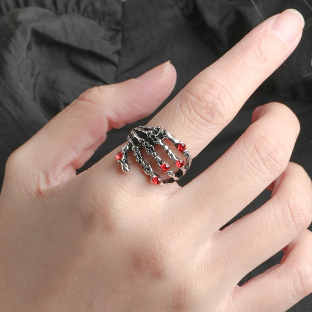 Retro Dark Gothic Skull Hand Ring uomini e donne personalità Punk Hip Hop Halloween Cosplay intarsio zircone rosso gioielli regalo