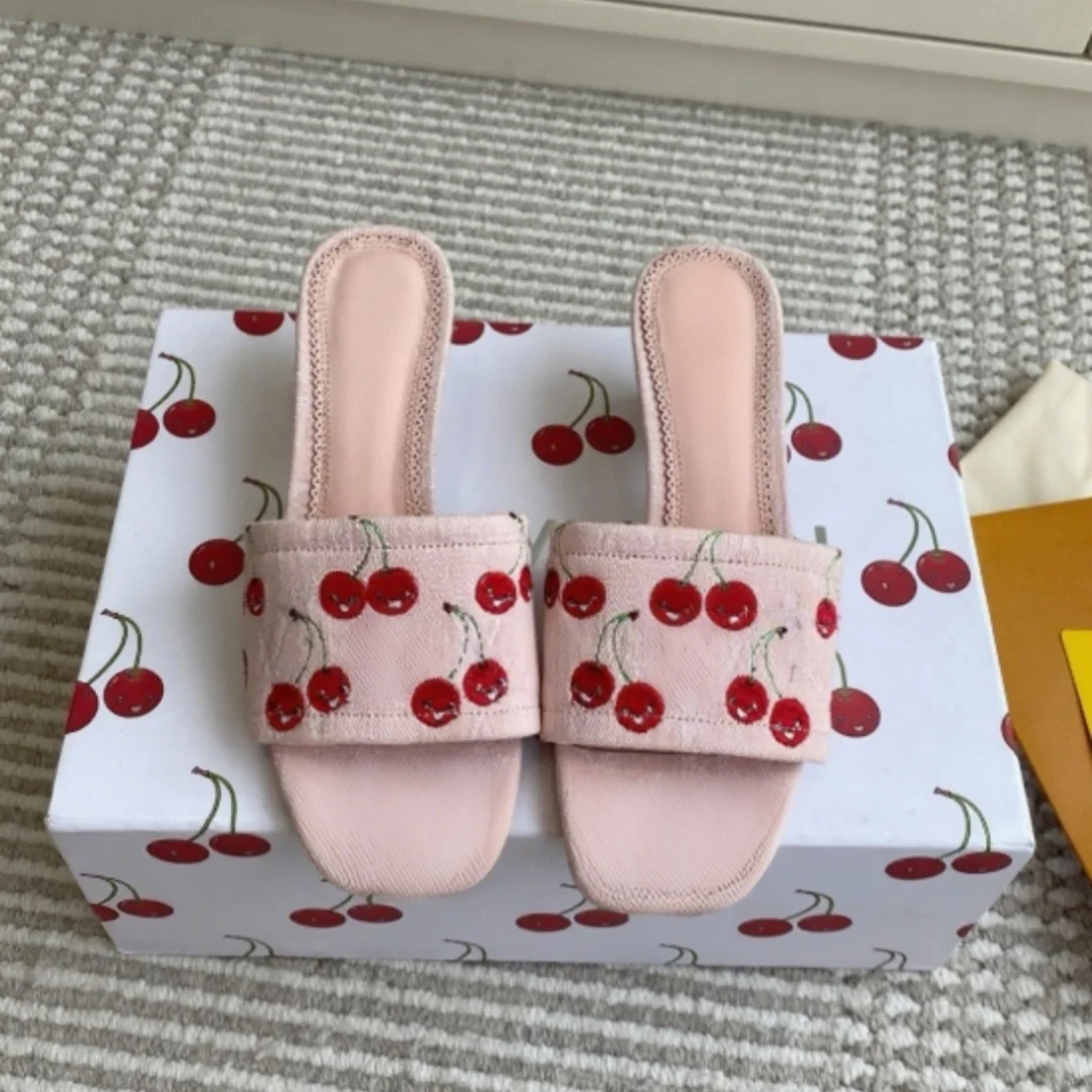 

Новые женские шлепанцы с принтом вишни, модная классическая женская обувь высокого качества 2025 года XUAN006-0200