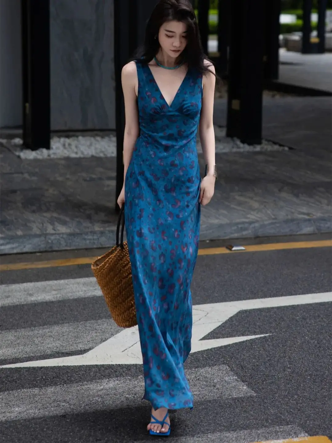 

Elegant-casual figure flattering sleeveless genuine silk dress