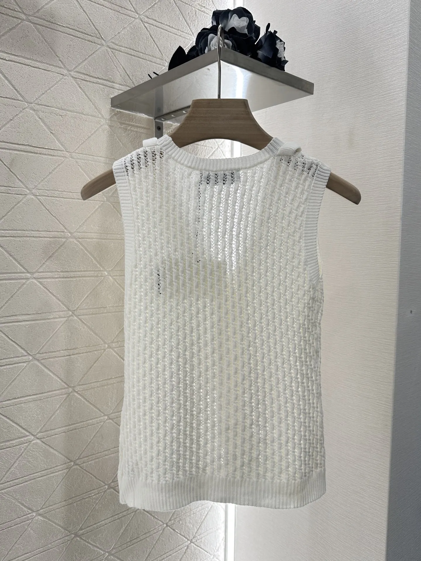 

2025 New Sleeveless Women's Top for the Summer Features a Playful and Cute Blue and White Ruffled Neckline WYY-14