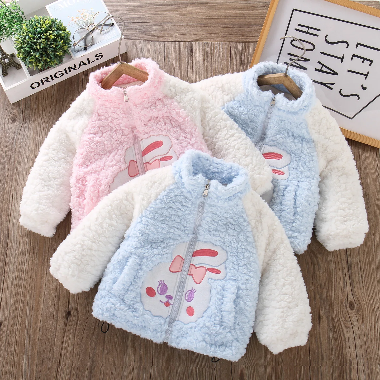 

Girls' Winter New Style Stand-up Collar Jacket, Cartoon Rabbit Pattern on the Front Cotton Jacket for Kid's