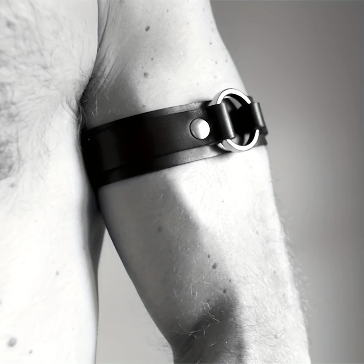 Punk Leder Körperkette Punk Leder Taillenkette Punk Taillengürtel Damen Leder-Armband – Elegantes schwarzes Design, verstellbare Passform, Metall-O-Ring-Detail, modisches Arm-Accessoire – Detail 3