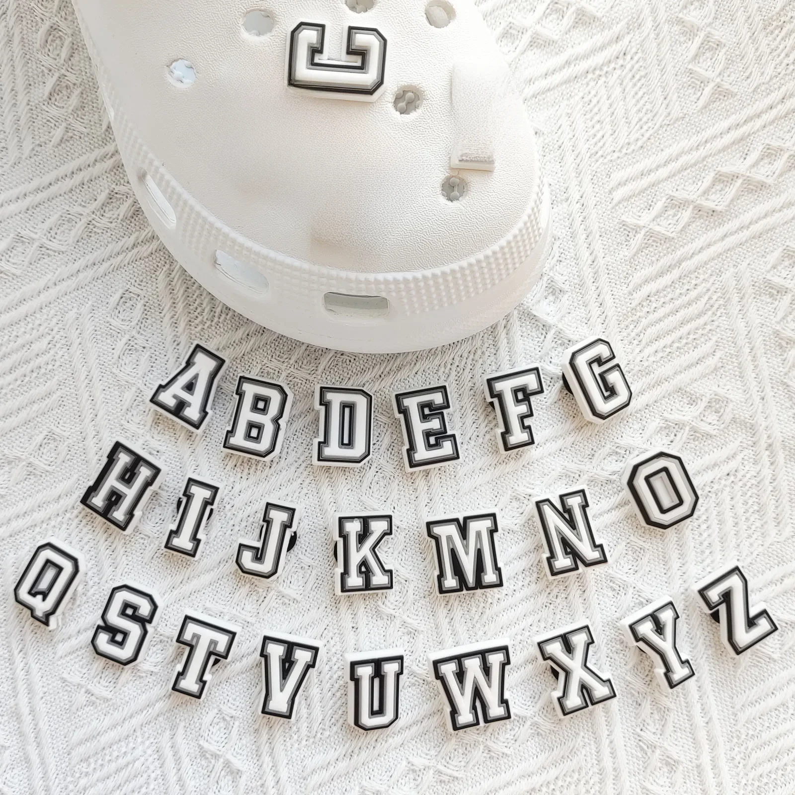Breloques de chaussures série lettres de l'alphabet, 26 pièces, pour chaussures croco, décoration DIY, qualité supérieure, breloques populaires, accessoires, diapositives à bulles
