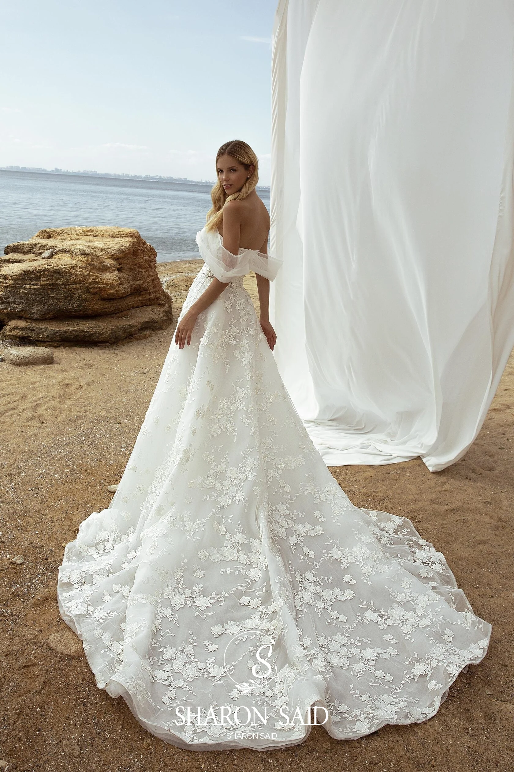 Sharon Said Romantische 3D Bloemen A-lijn Off White Tule Trouwjurk 2025, Off Schouder Kapel Trein Bruidsjurken SW485 Aangepaste