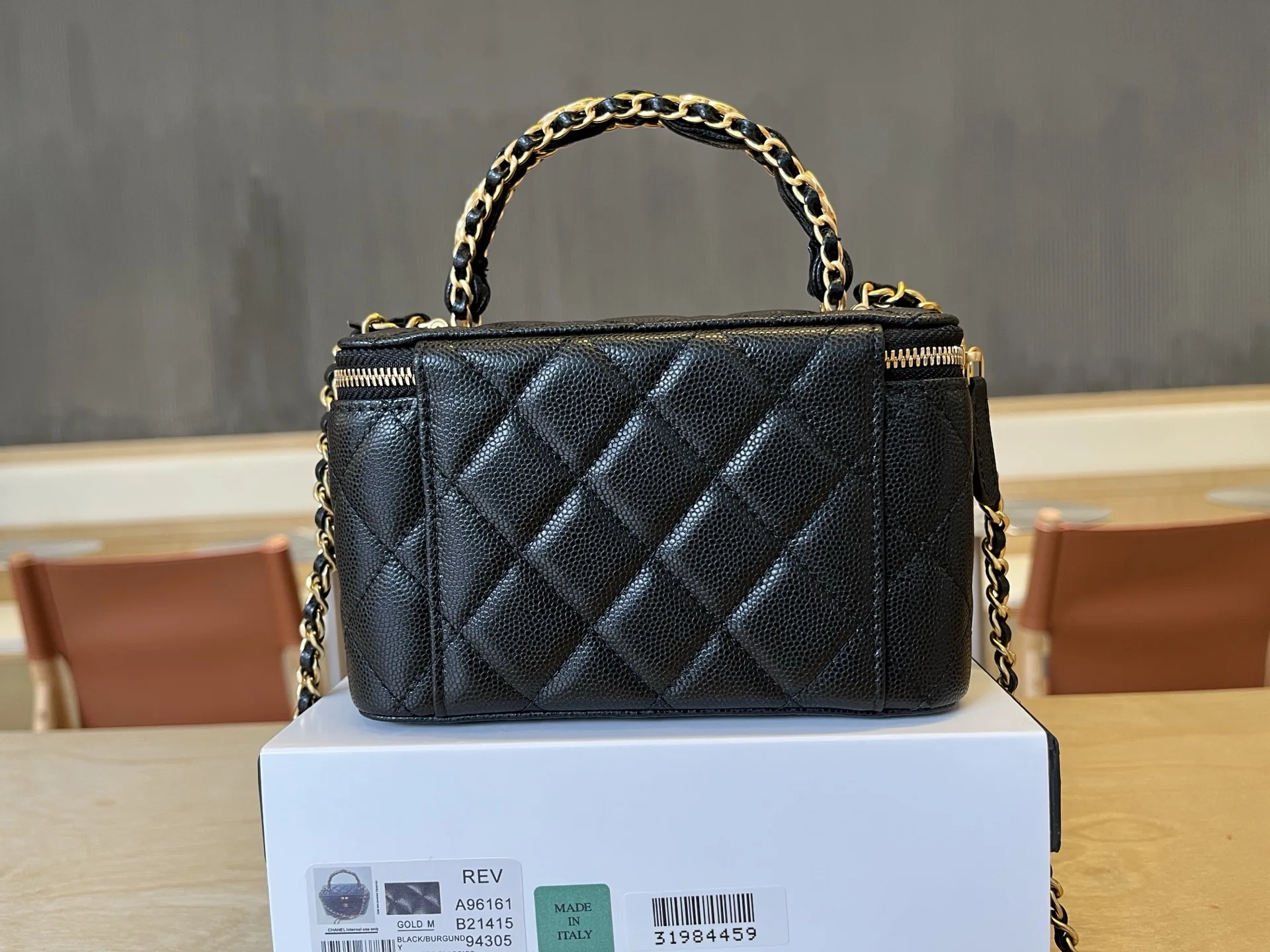 

2025 New Grain Leather Makeup Case with Vintage Metal Handle Size 19.5CM 345