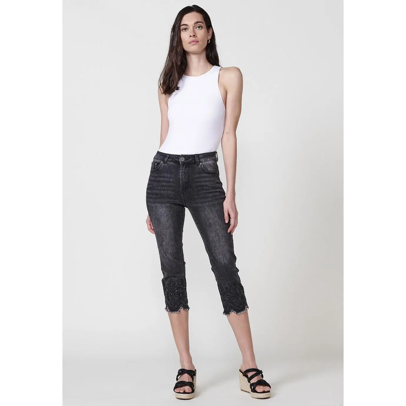 Koroshi Pantalón pirata Mujer denim doble push up con bordado floral – Koroshi denim negro