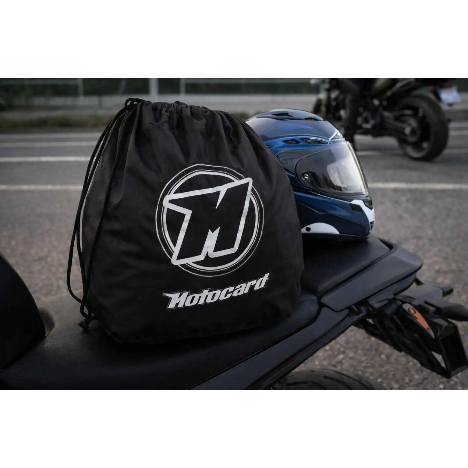 Funda Casco Moto XL Negro Cordón - Bolsa Protectora Impermeable para Casco Integral o Modular, Ideal para Transporte y Almacenamiento, Poliéster Resistente, Diseño Profesional, Made in Spain