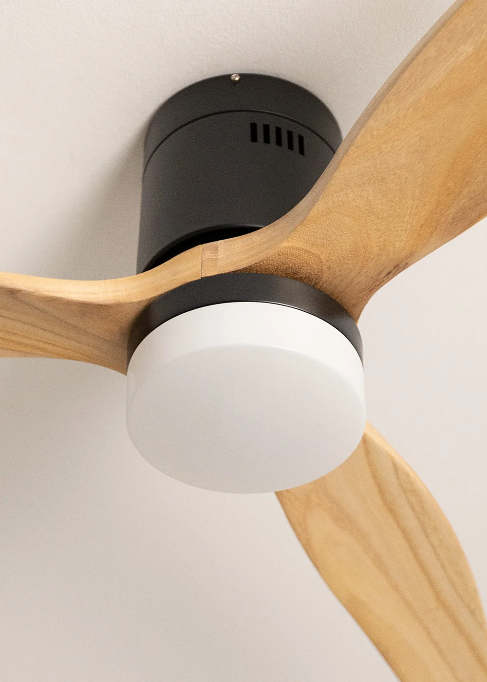 Create - 40W Silent Ceiling Fan Ø132 cm - 6 Speeds, Summer/Winter Function - Black Motor - Wind Calm