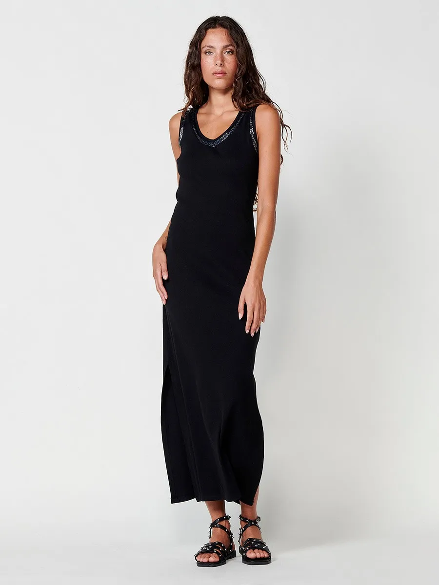Koroshi Vestido Maxi de Punto Canalé con Escote en Pico, Tirantes Anchos y Aberturas Laterales. Detalle de Abalorios en Escote y Sisas en Negro