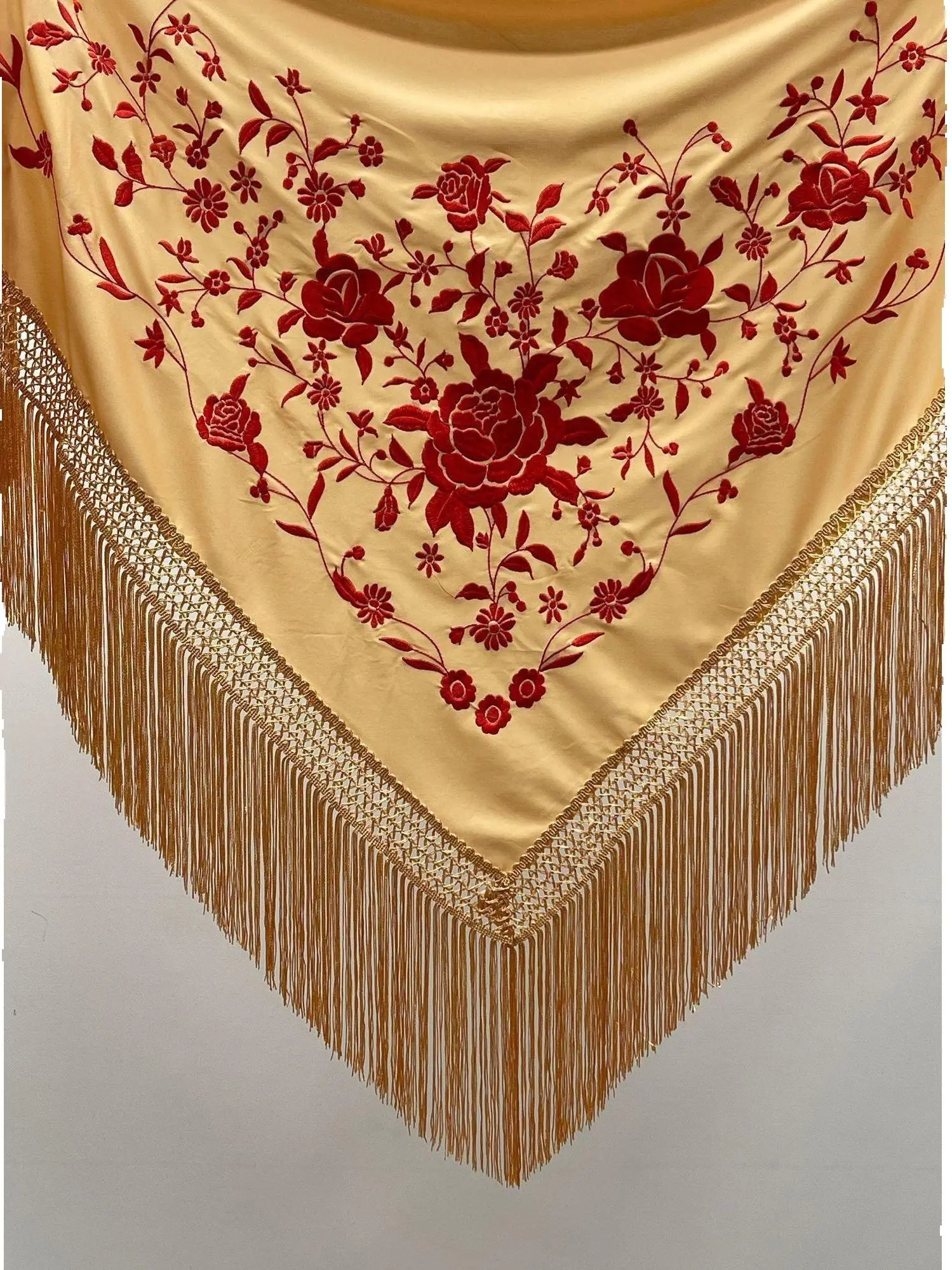 Mantón Flamenco ocre natural con bordado rojo Clavel Artesanal" – Bordado Floral    160 cm de largo por 80 cm de ancho,
