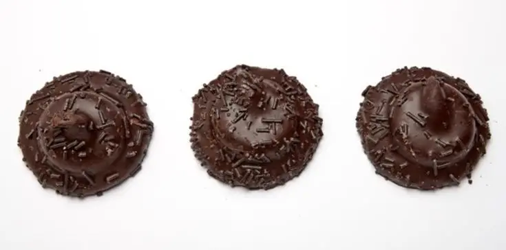 Galletas con crema de trufa cobertura de cacao y decorada con fideos de chocolate.Perfectas para compartir.Cumpleaños. Ideales para celebraciones. Candy bar. Granel 1.5 kg. El horno de Don Ramon.