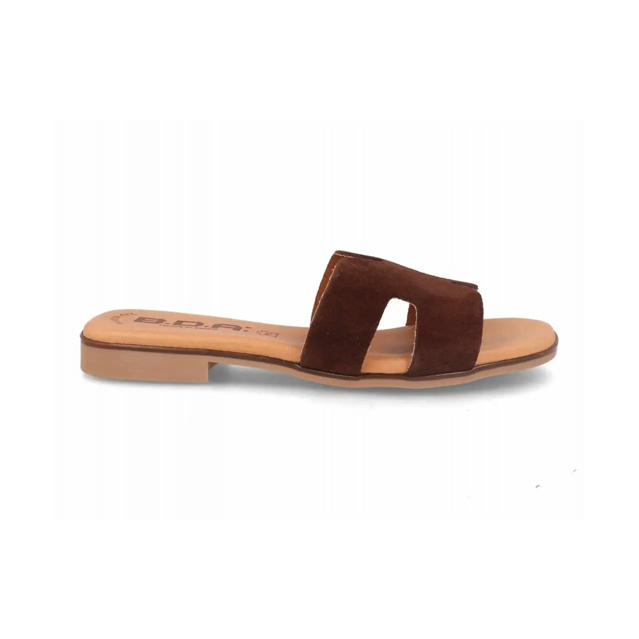 Sandalias Planas de Piel BDA Modelo 3053 - Estilo Atemporal Descubre la combinación perfecta de estilo y confort para este verano con nuestras sandalias planas tipo pala, un diseño versátil ideal para cualquier ocasión. Fabricadas en Elche, España, con pi