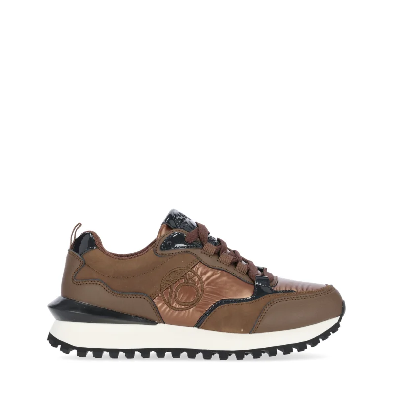 CHIKA 10 sports shoes. Ma'am. Brown woman