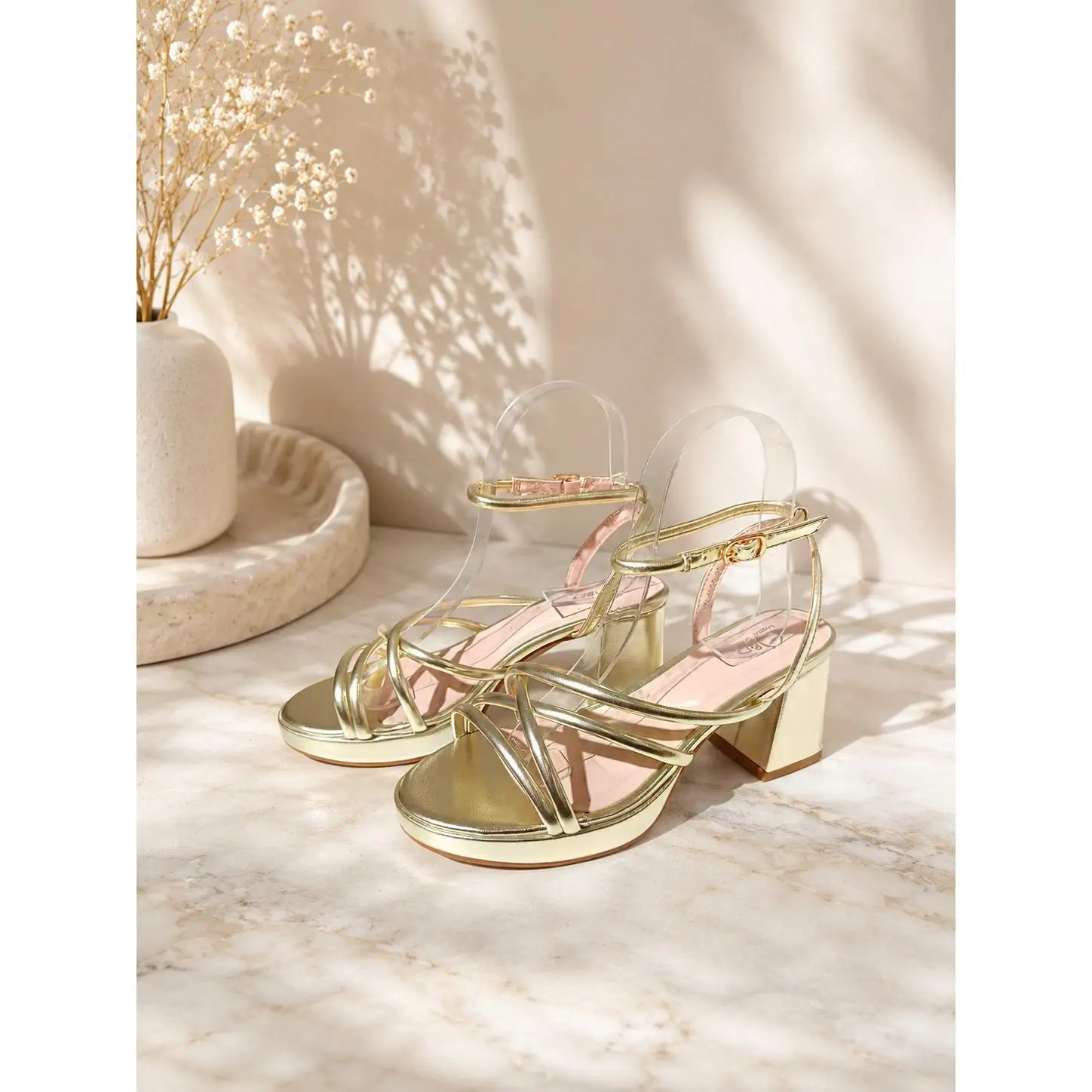 Sandalias doradas de tacón ancho para mujer con plataforma y tiras elegantes. Comodidad y estilo para bodas, fiestas y eventos especiales.