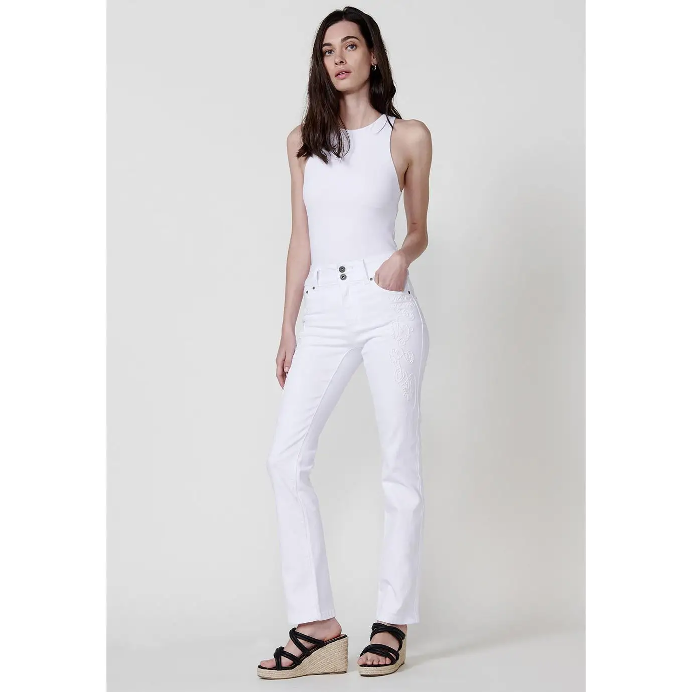 Koroshi Pantalón largo push up denim recto con detalle delantero para mujer