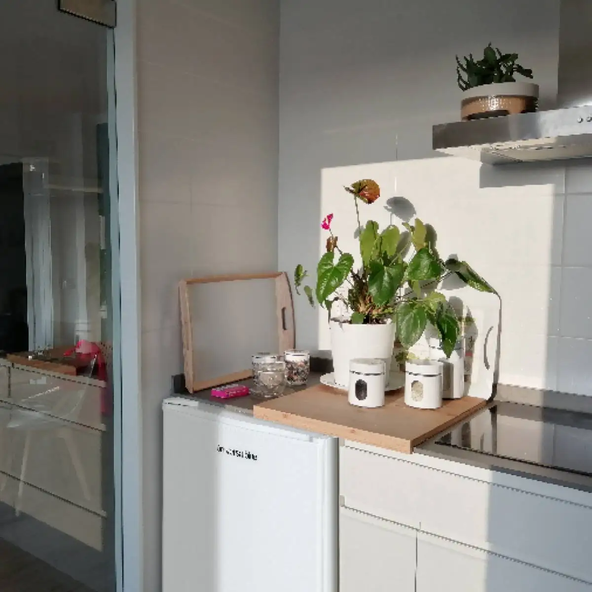 Universalblue universalblue undercounter refrigerator white 80 l - top drawer - interior light