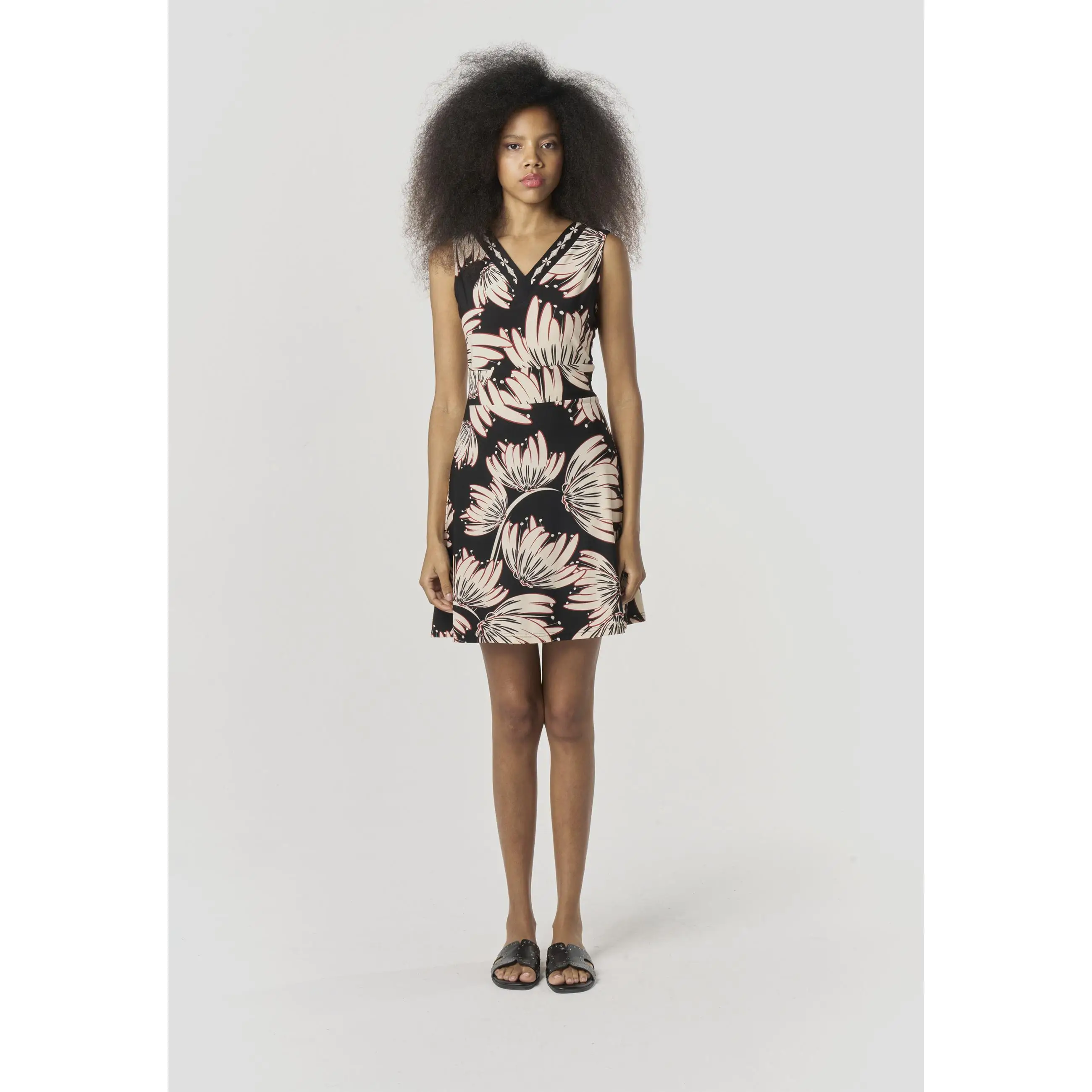 Koroshi Vestido Corto Mujer Punto Estampado Floral Escote Pico – Koroshi Negro