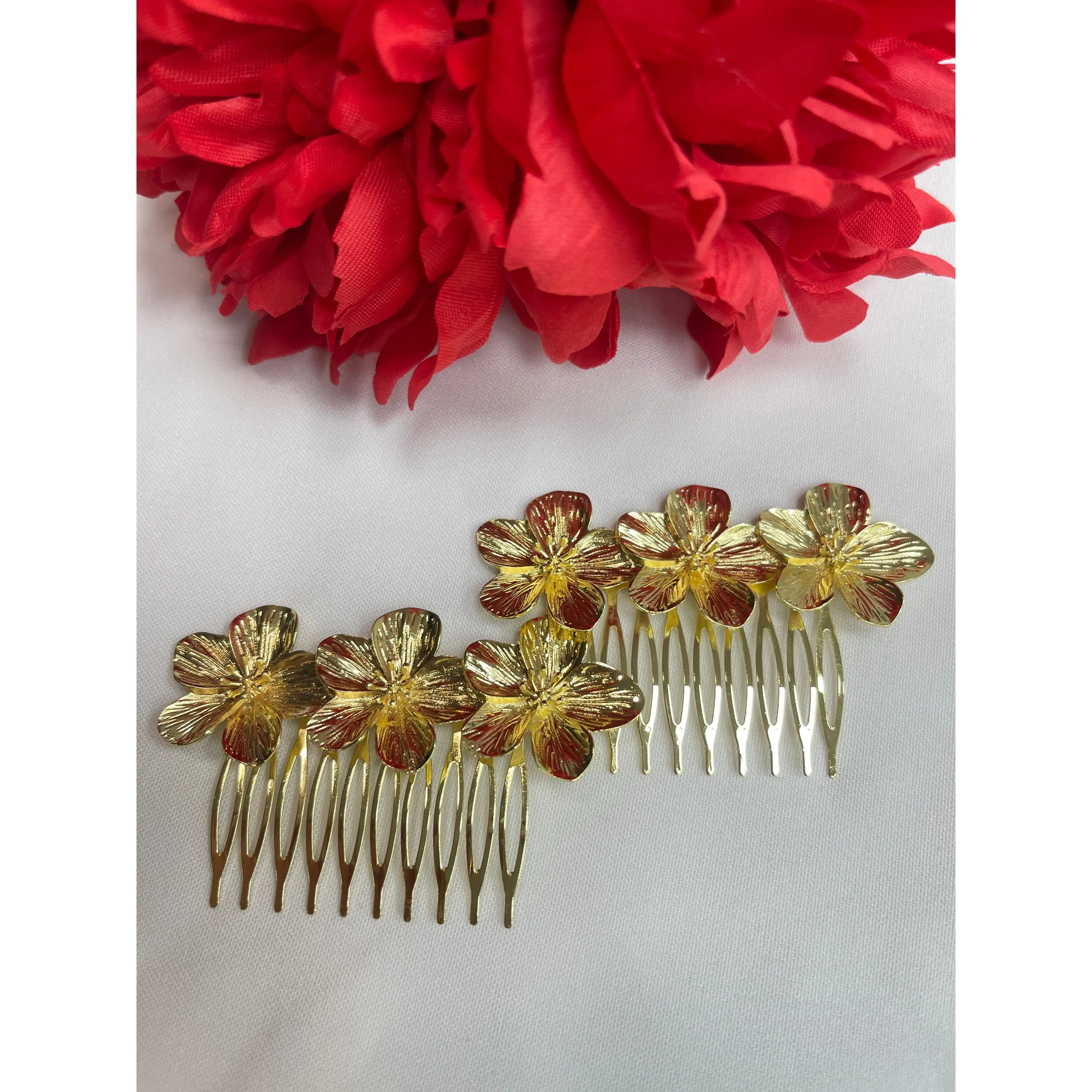 Set Peinetas Flamencas Doradas con tres flores   – Complemento para Moño Flamenco Feria y Eventos