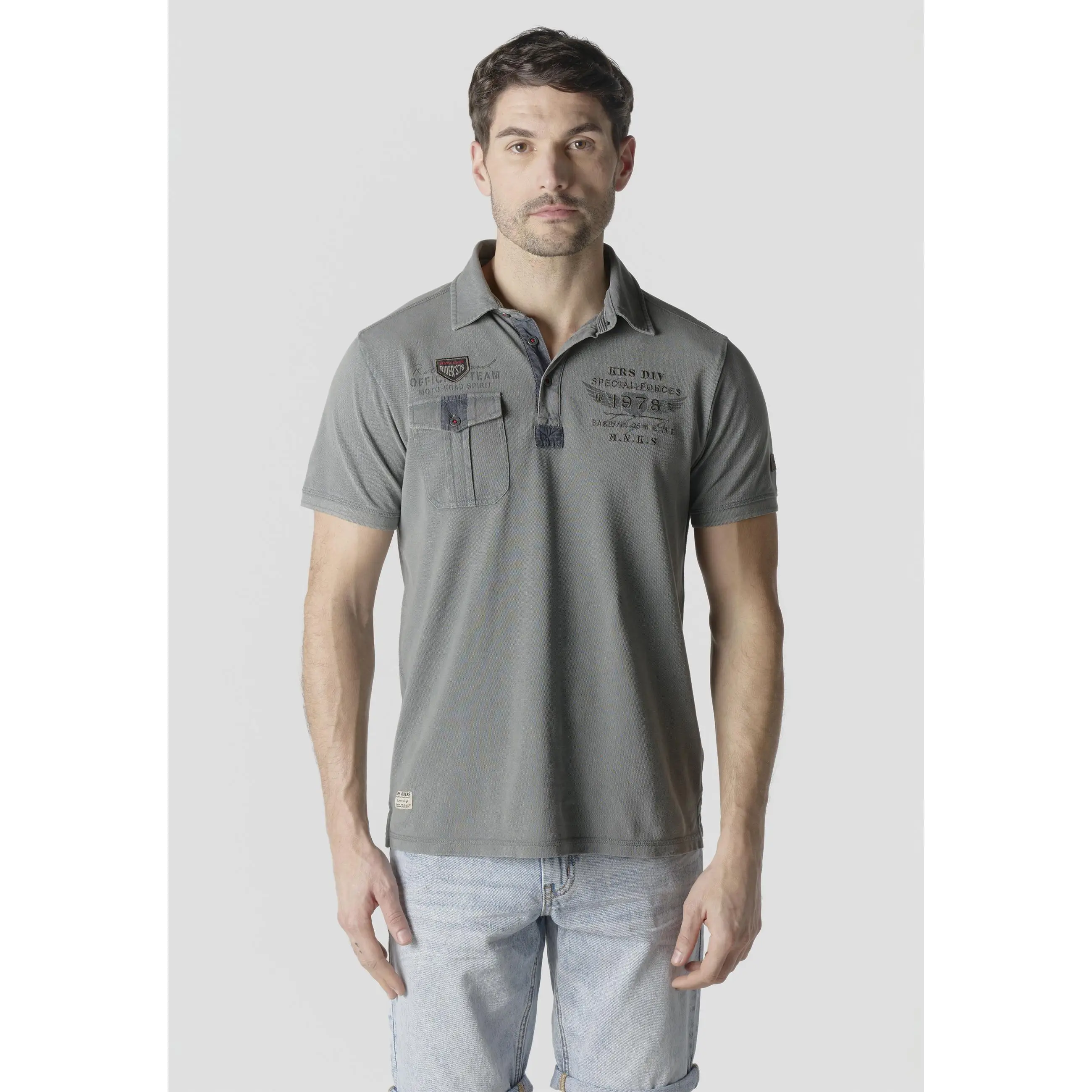 Koroshi - Polo hombre manga corta piqué 100% algodón lavado vintage con bolsillo pecho y bordados heritage gris