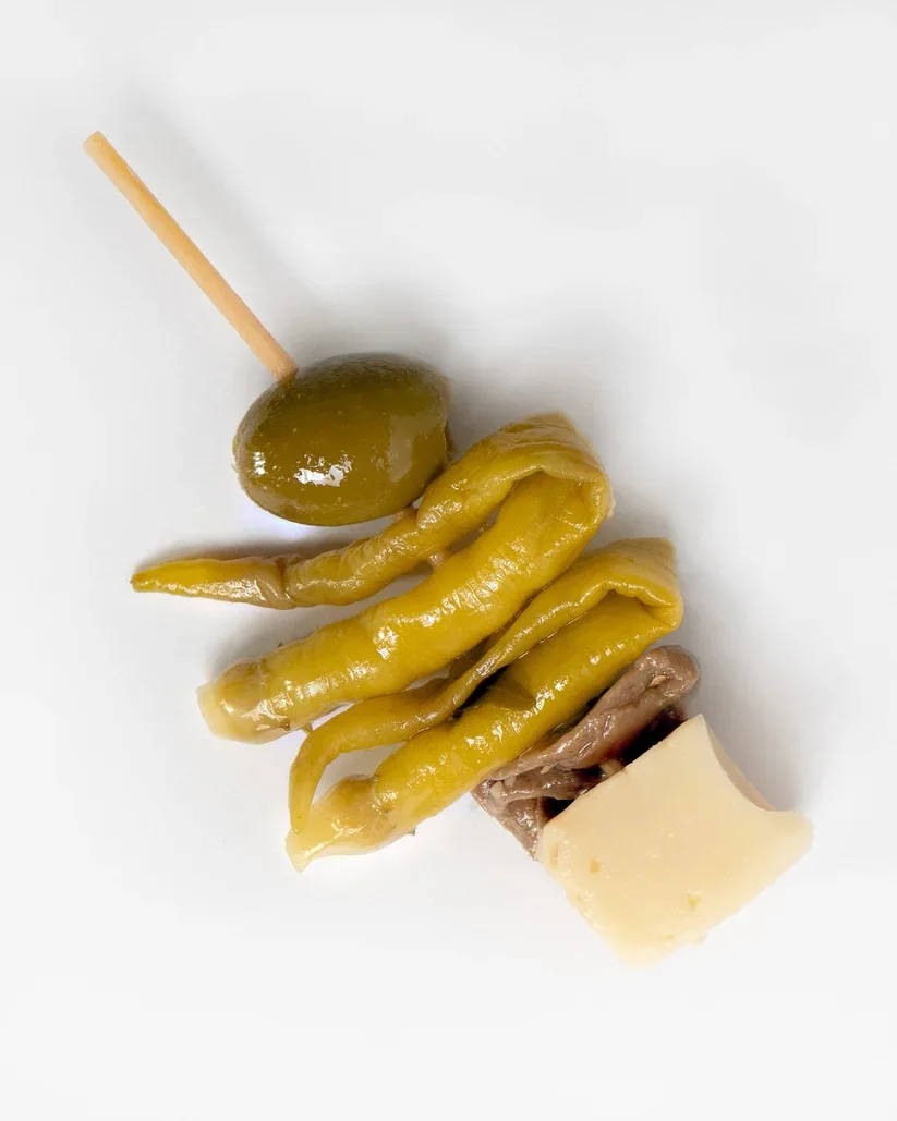 Anchovy and cheese Gildas 15 units. Ría de Santoña: gourmet aperitif with Cantabrian anchovies, semi-cured cheese, chilli and olives, in practical tray ideal to share and enjoy.