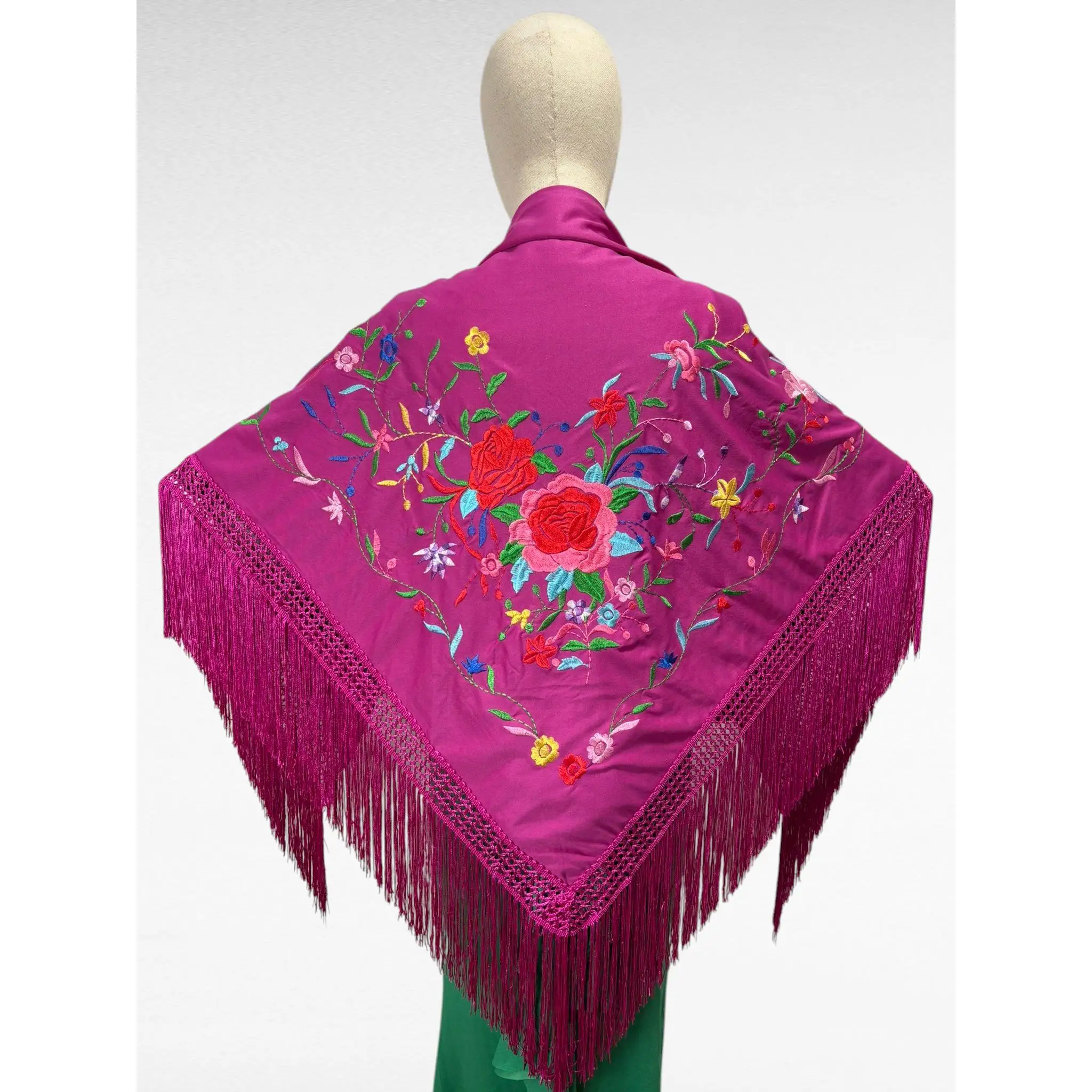 Manton de flamenco buganvilla con los bordados de flores multicolores