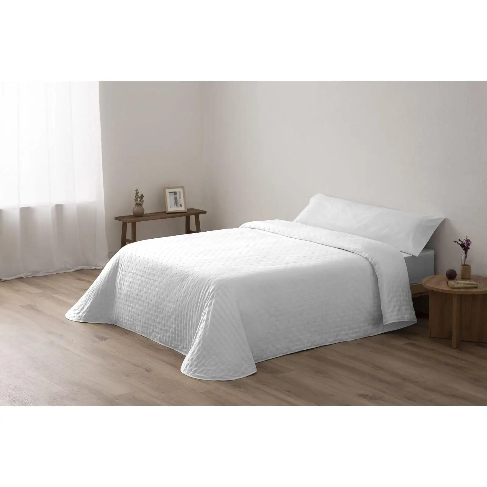 Colcha Bouti Termosellada, de la casa SOMNI HOME, extra suave y ligera. Variedad de colores y dos tipos medidas. NO INCLUYE COJÍN. 100% Microfibra. Verano.