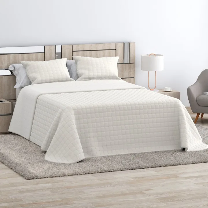 Colcha De Cama Yaiza, Acolchada y Aterciopelada, Tacto Suave, Disponible En Blanco Crema, Beige Claro y Gris, Para Cama de 90, 105, 135/140, 150/160 y 180 Marca Roomers Bed Linen de HMS.