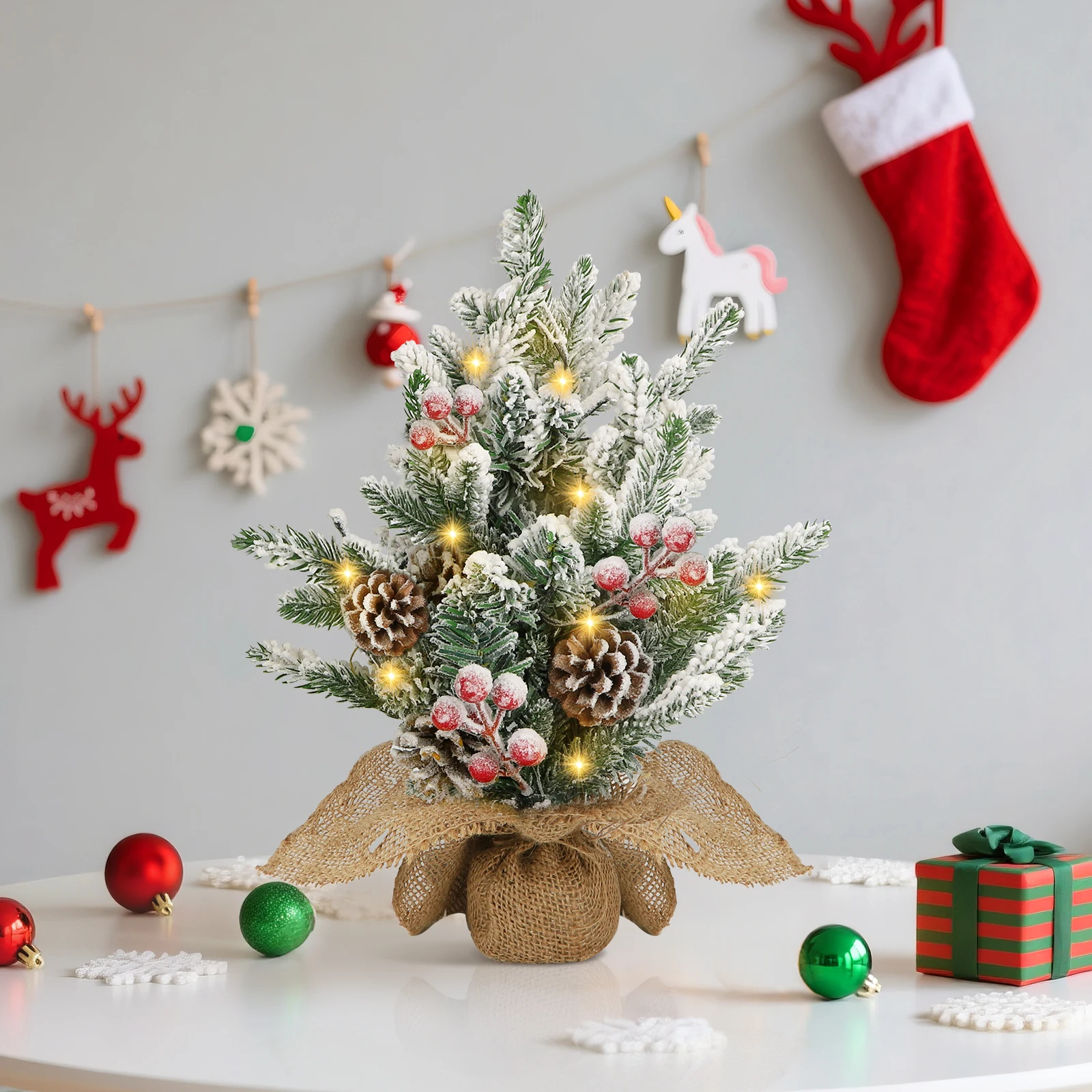 Aigostar Árbol de Navidad con Luces Incorporadas 35cm, Árbol de Navidad Pequeño Decorado con Nieve Artificial, Piñas y Frutos Rojos, Ideal para Salón, Dormitorio o Habitación Infantil