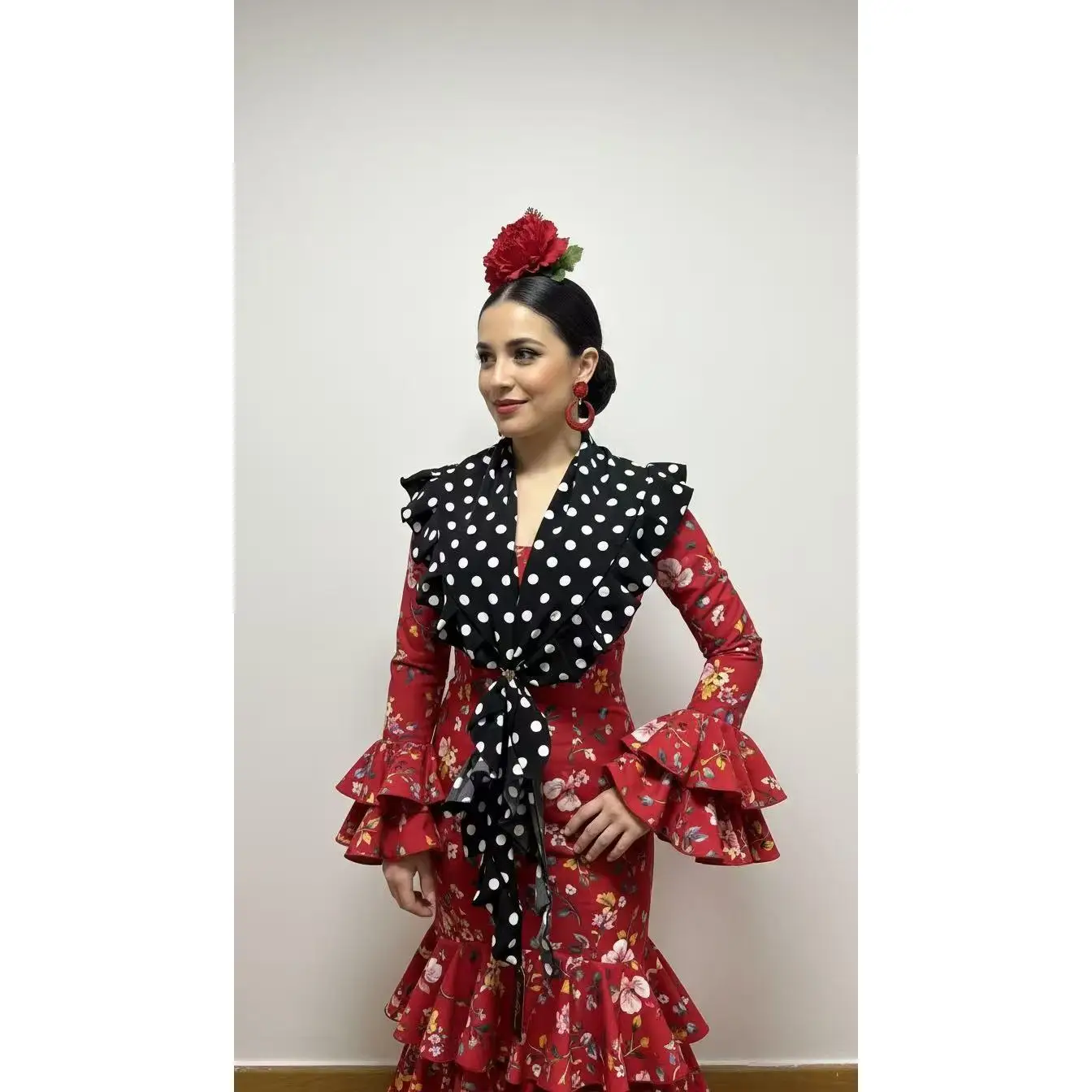 Piquillo Elegancia Fondo Negro y Blanco Lunares - Sofisticación Flamenca o Romería que Enamora