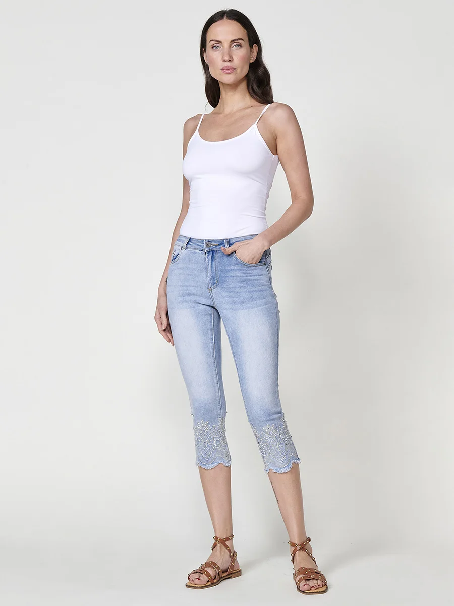 Koroshi Pantalón capri Mujer denim doble push up con bordado floral – Koroshi azul claro