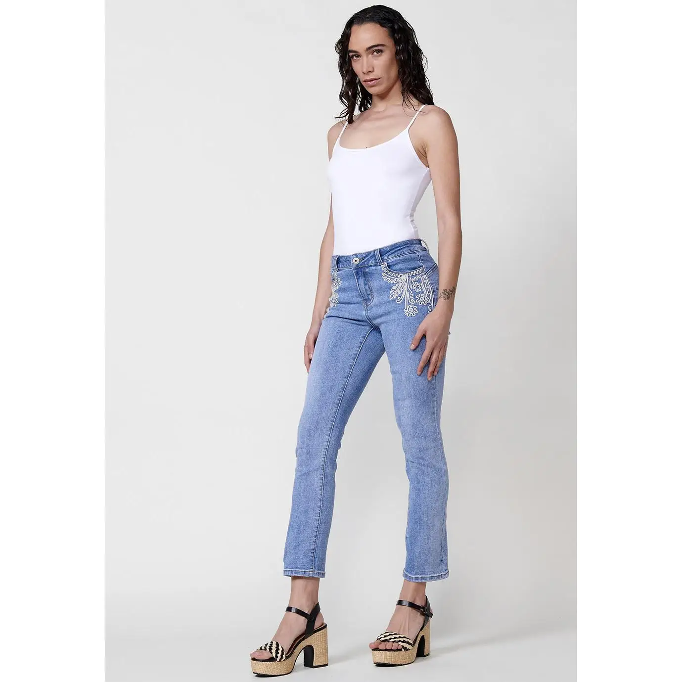 Koroshi Pantalón largo push up recto con detalle delantero en los bolsillos para mujer