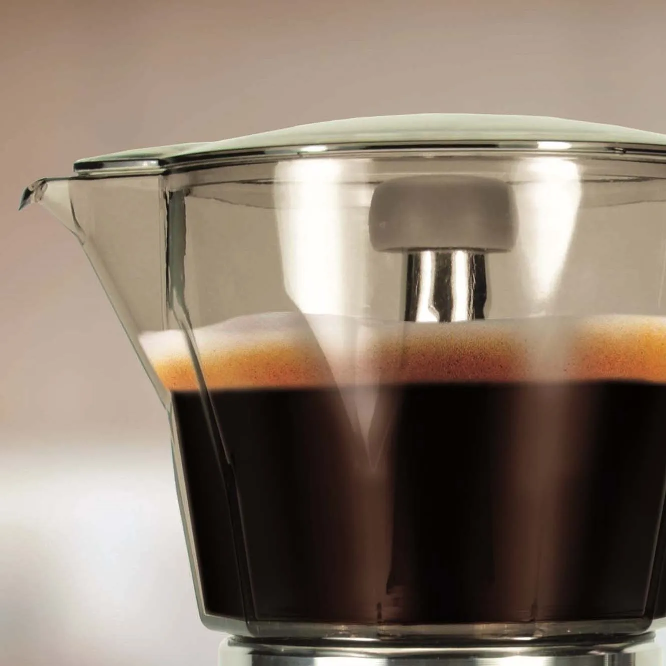 Cafetera italiana Jocca con base eléctrica que permite girar la cafetera 360º, sistema que mantiene el café siempre caliente con protección contra