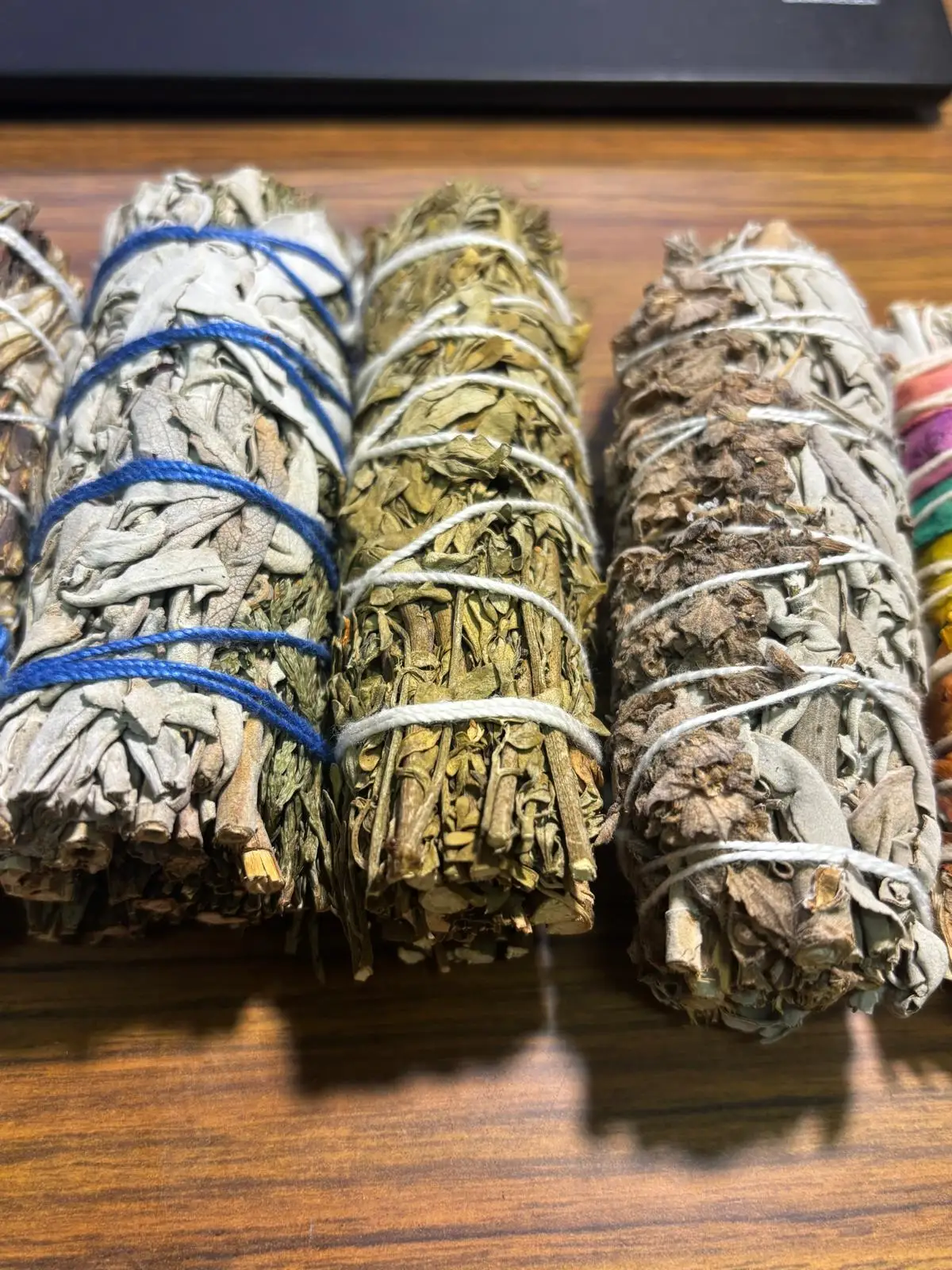 Vadeincienso 6 Bundles of Various Plants for Aromatherapy, including White Sage, Blue Sage, Lavender Sage, and Ruda, with different aromatic properties sent randomly from Barcelona to Europe.