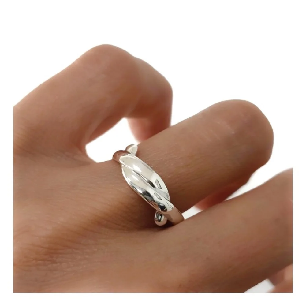 Anillo entrelazado (Plata de Ley 925)