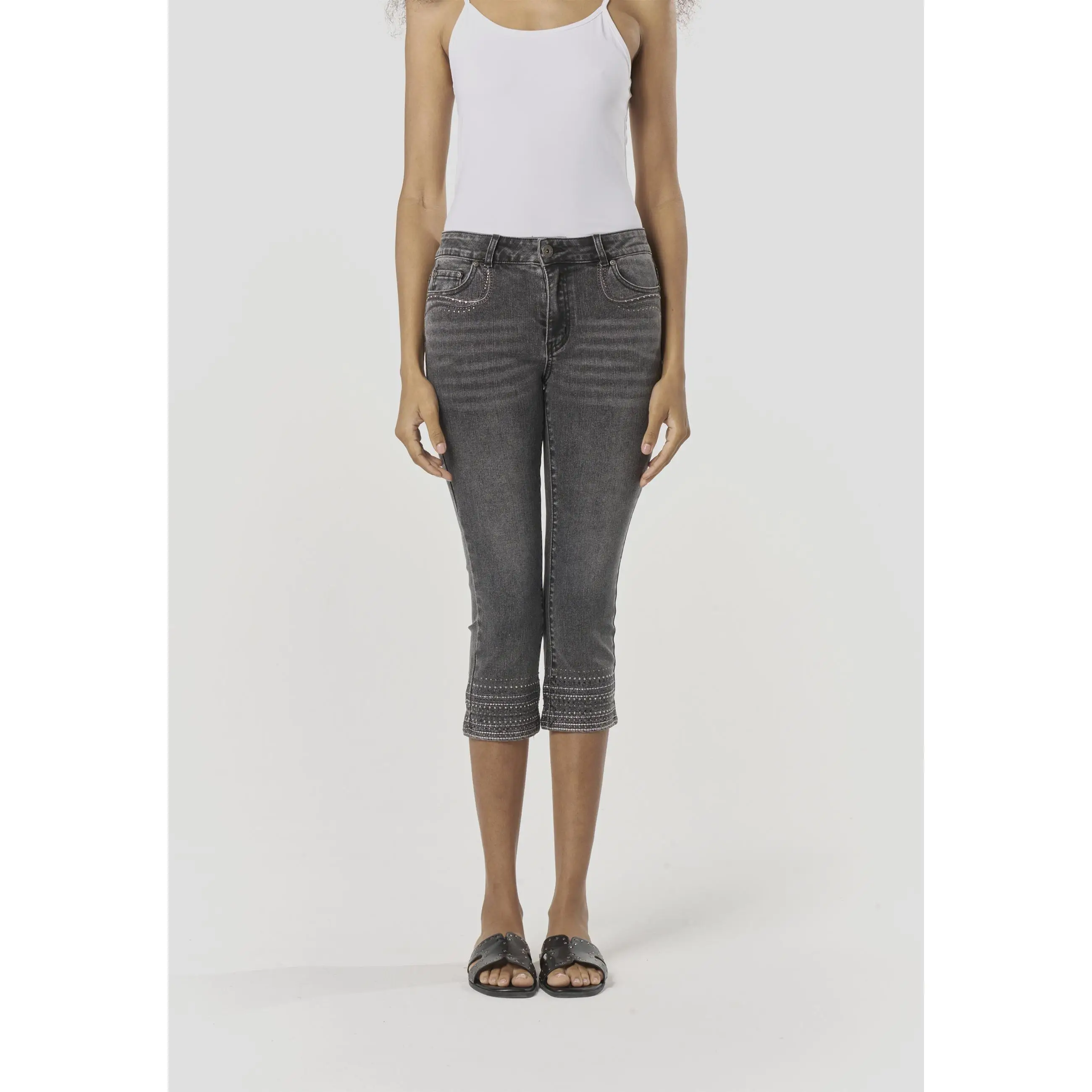 Koroshi - Pantalón pirata vaquero bordado para mujer, de algodón y elastano con bajo deshilachado y ribetes brillantes color negro