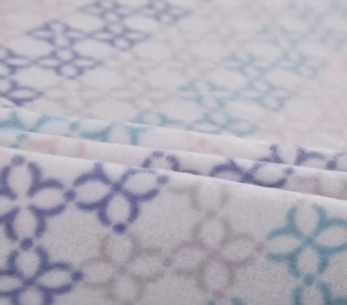 Decodeko 3-Piece Sheet Set - Winter Collection, 100% Polyester Microfiber, Adjustable Fitted Sheet, Top Sheet, and Long Pillowcase, available in sizes 90, 105, 135, and 150 cm, soft geometric design for elegant bedding. #4