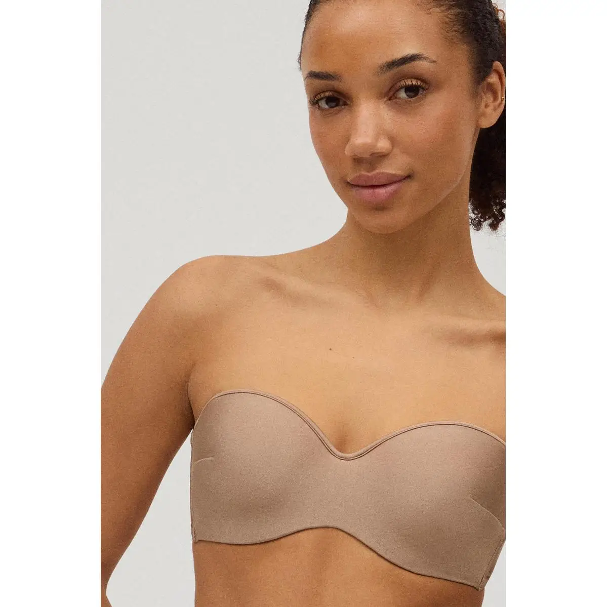 Ysabel Mora - Top bikini bandeau bronce con brillo copa C