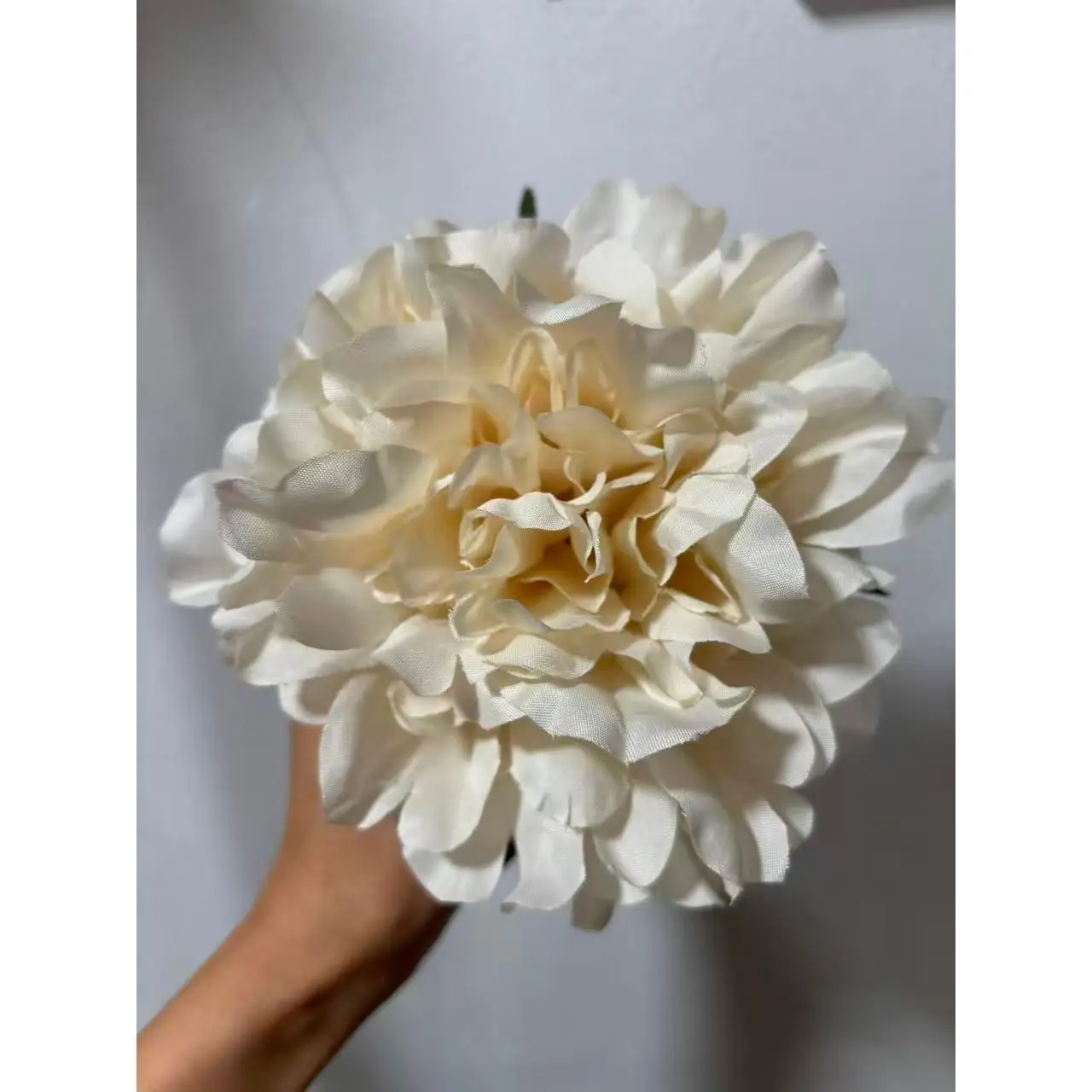 Flor de Peonia Tamaño L de Tela crema para Cabello de Flamenca Estilo Elegancia y Tradición