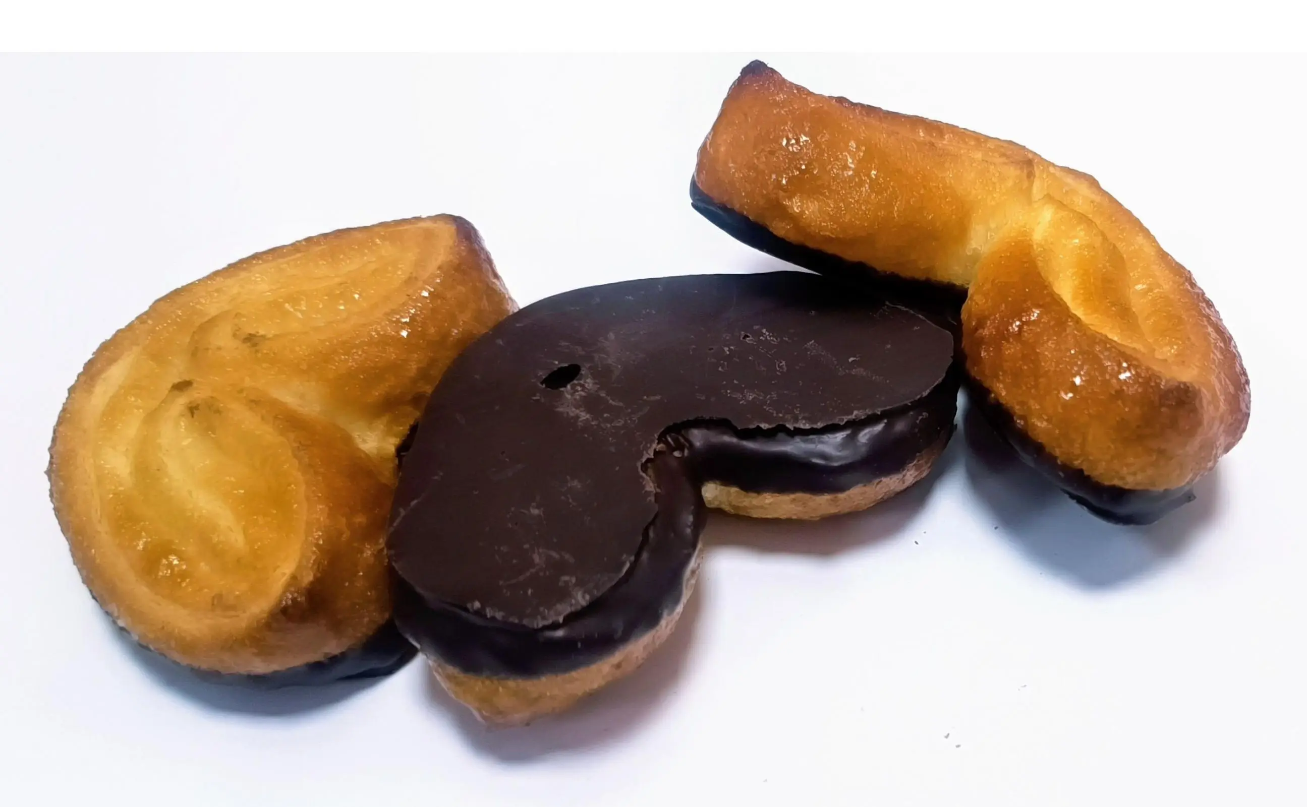 Palmerita con medio baño de chocolate. Hojaldre. Ideal para celebraciones. Candy bar. Cumpleaños. Desayunos y meriendas deliciosas. Granel 1.2 kg.El horno de Don Ramon.