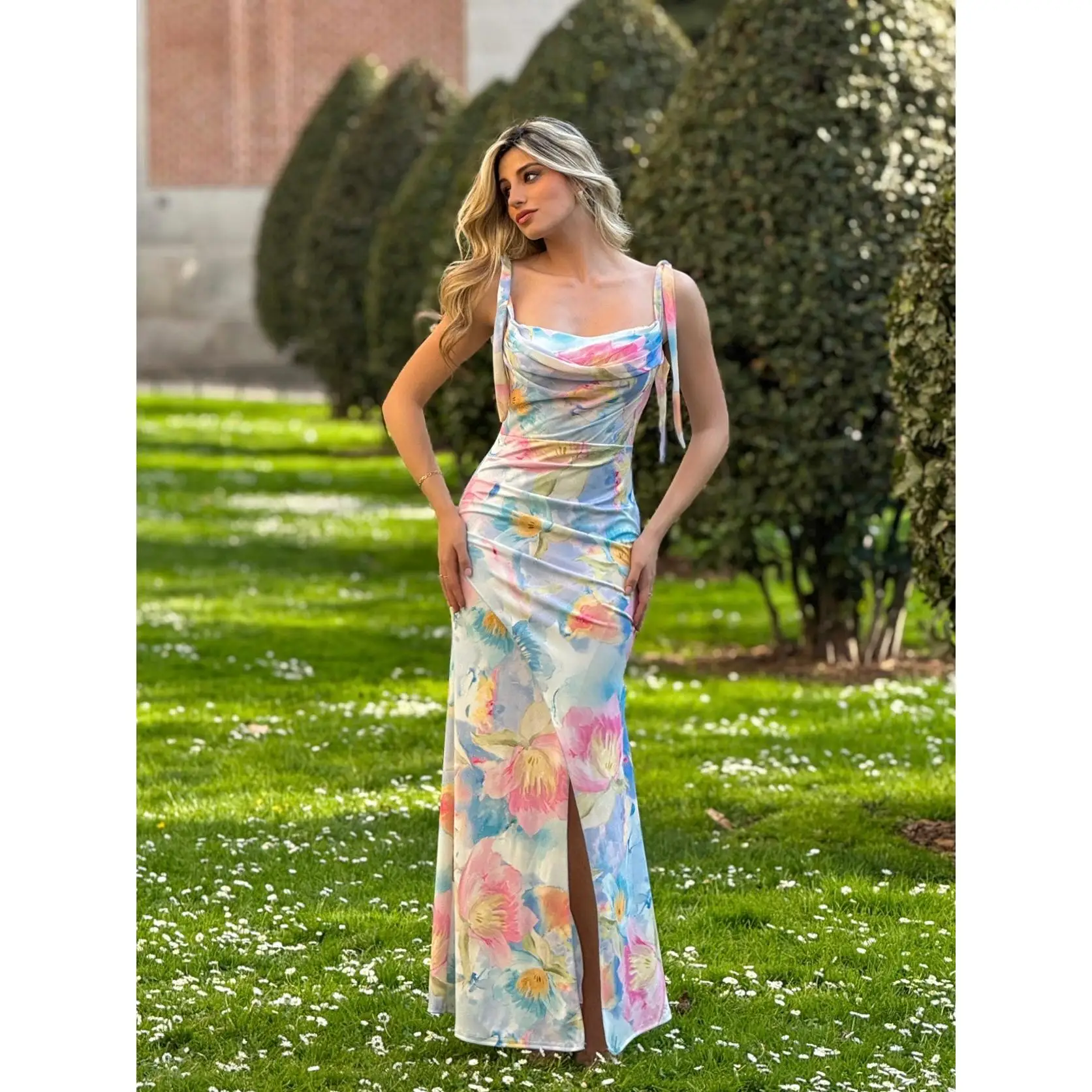 Vestido largo floral para mujer en tejido scuba. Diseño elegante con abertura lateral, escote drapeado y amplia gama de colores. Ideal para bodas, fiestas y eventos especiales.