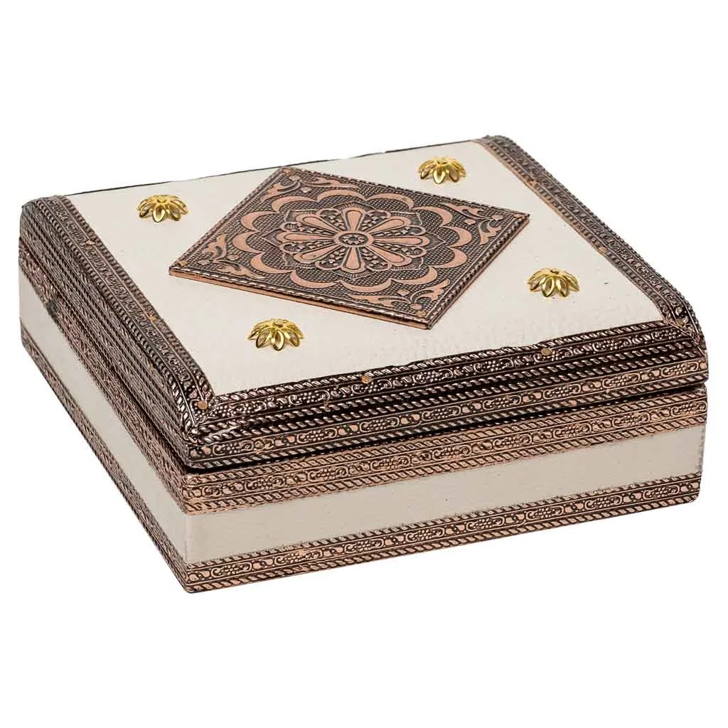 WANDERLUST DECO Joyero de Metal Repujado con Diseño en Relieve - Almacenamiento de Joyas Compacto 15x15x5h Cm