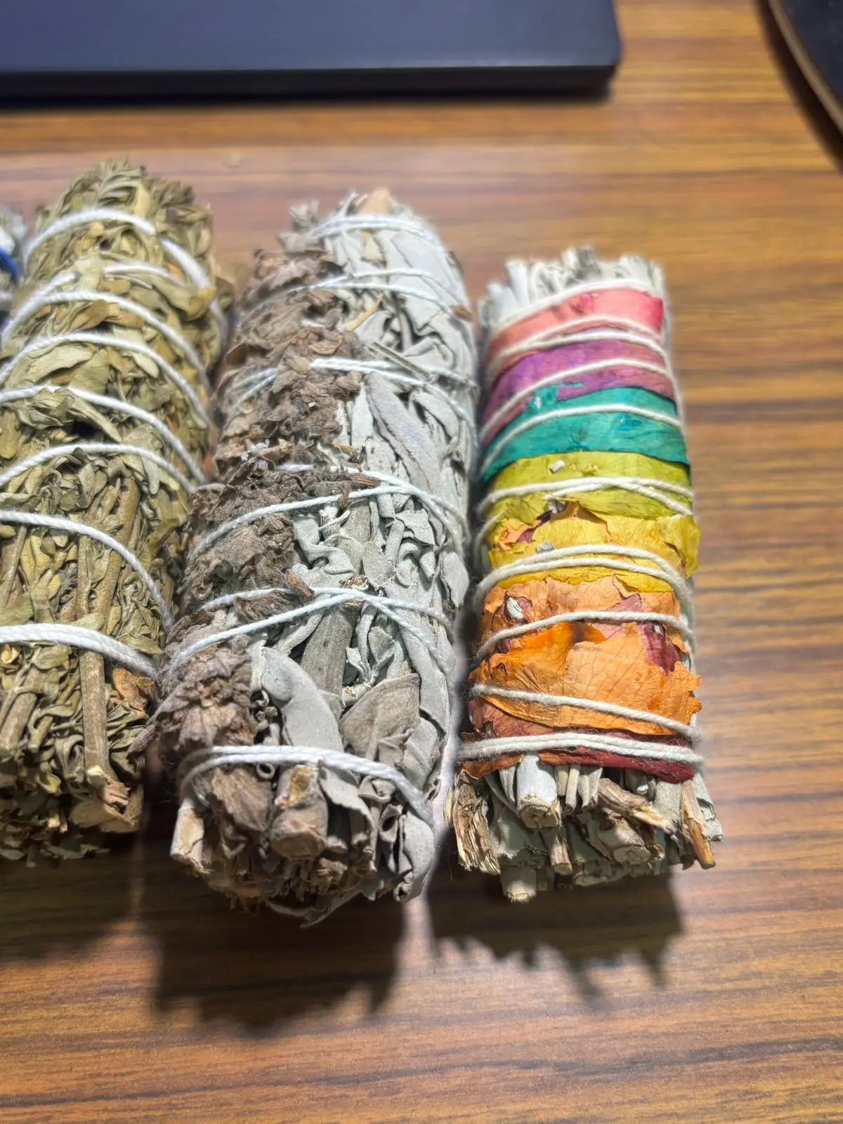 Vadeincienso 6 Bundles of Various Plants for Aromatherapy, including White Sage, Blue Sage, Lavender Sage, and Ruda, with different aromatic properties sent randomly from Barcelona to Europe.