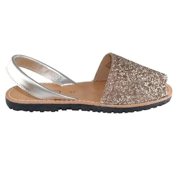 menorquinas 2778 Sandalias Menorquinas Glitter Multicolor - Estilo y Brillo Artesanal Añade un toque de luz a tus pasos con estas auténticas avarcas menorquinas. Este modelo combina la tradición del calzado español con un vibrante diseño de purpurina mul