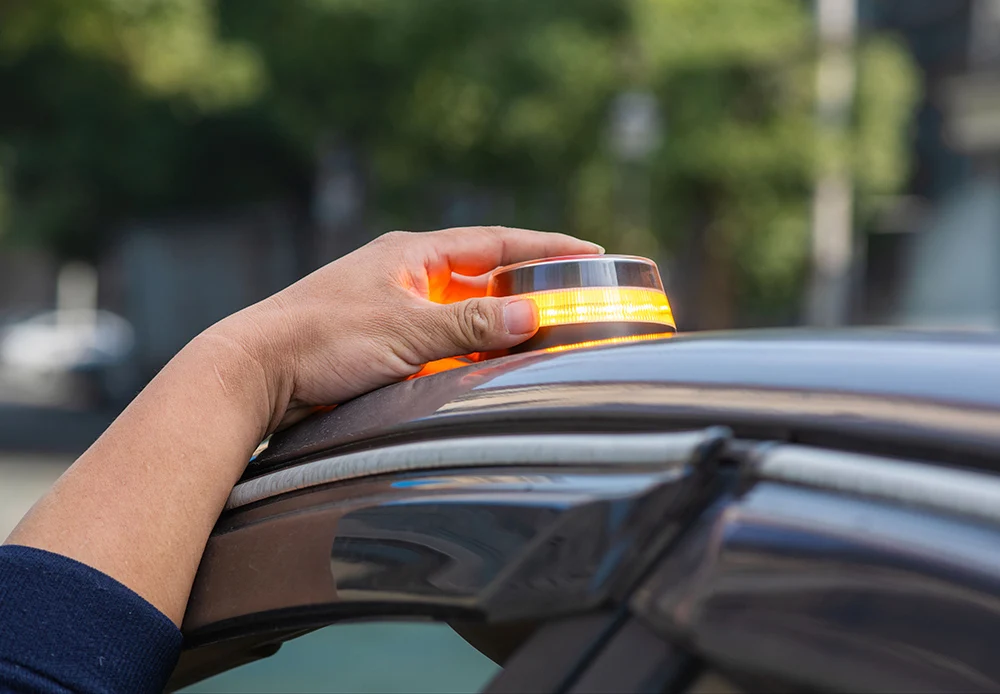 Ostark Baliza Help Flash V16 Approvato dalla DGT con Geolocalizzazione IoT – Luce di Emergenza per Auto, Visibile a 1 km e 360° °   – Dati pagati fino al 2038 – Sostituto ufficiale dei triangoli – Resistente all'acqua e alla polvere (IP54)