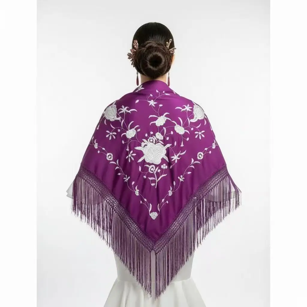 Manton de flamenco de color berenjena con los bordados de floral blanco