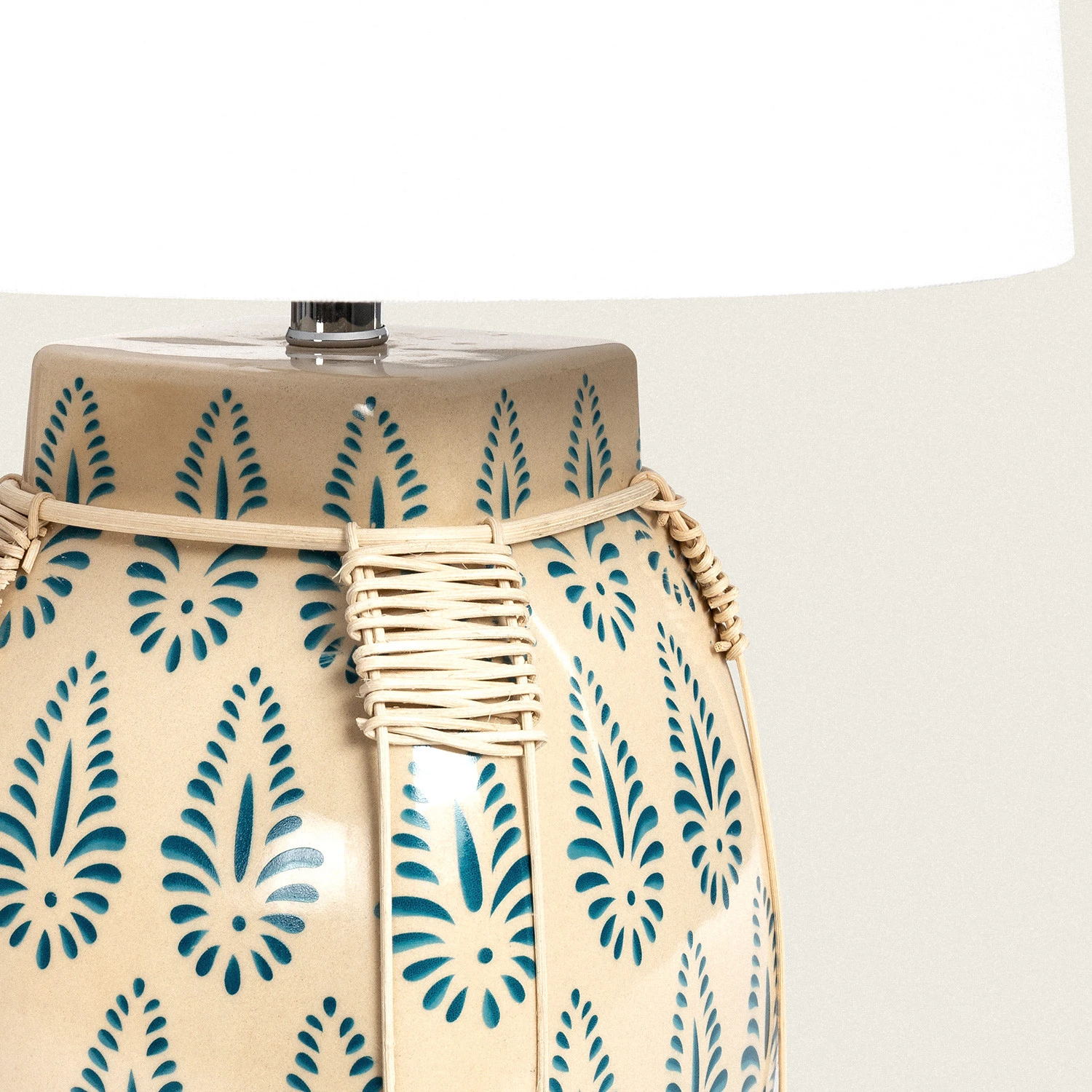 LEDKIA LIGHTING - Lámpara de Mesa Ariché | Diseño Artesanal Mediterráneo | Base Cerámica y Ratán | Requiere 1 Bombilla E27 | Para Salón y Dormitorio, Blanco, Tela y Cerámica