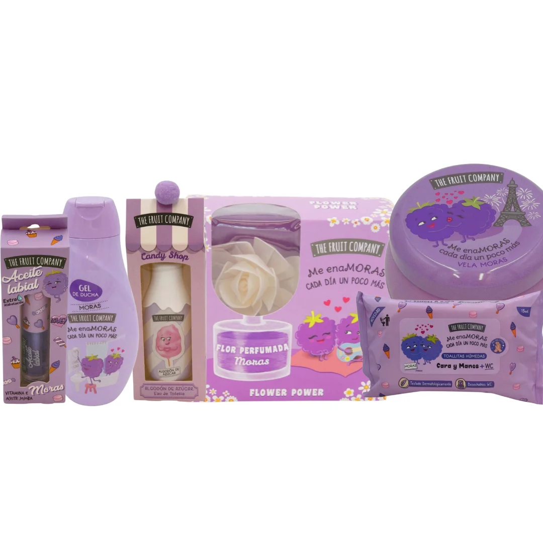 Pack de Ahorro The Fruit Company – Set de 6 Productos con Aroma a Mora en Súper Oferta: Aceite Labial, Vela Ambientadora, Gel de Ducha, Agua de Colonia Algodón de Azúcar, Toallitas Húmedas y Flor Perf